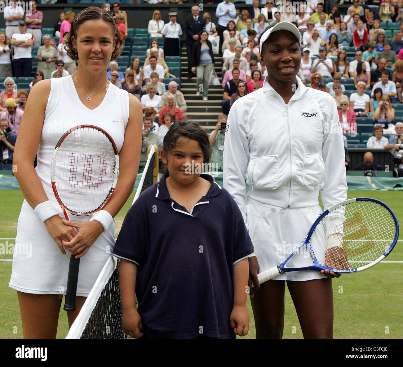 Die zehnjährige Laila Shenair aus dem Manor Park im Osten Londons vertritt die Wohltätigkeitsorganisation „Community Links“ mit Lindsay Davenport (L) und Venus Williams aus den USA. Stockfoto