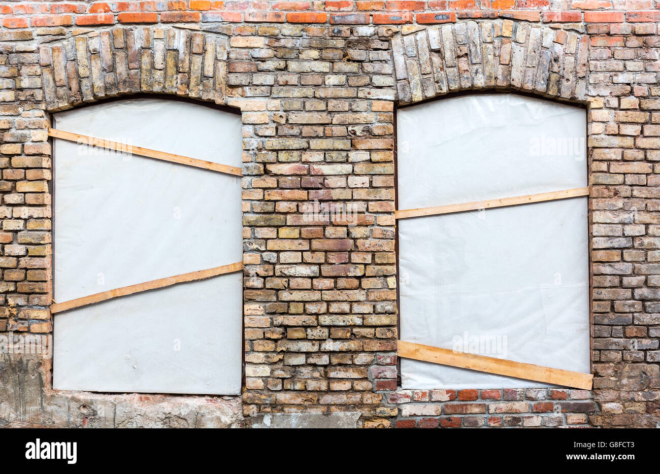 Geschlossenen Fenstern auf verwitterten Mauer - Sanierung Stockfoto