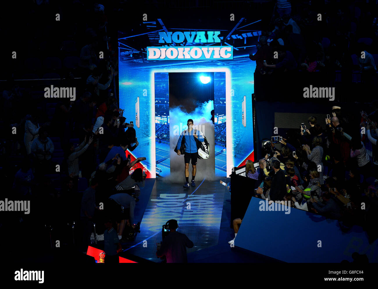 Der serbische Novak Djokovic geht am Tag eines der ATP World Tour Finals in der O2 Arena in London zu Fuß. DRÜCKEN SIE „ASSOCIATION Photo“. Bilddatum: Sonntag, 15. November 2015. Siehe PA Geschichte TENNIS London. Bildnachweis sollte lauten: Adam Davy/PA Wire Stockfoto