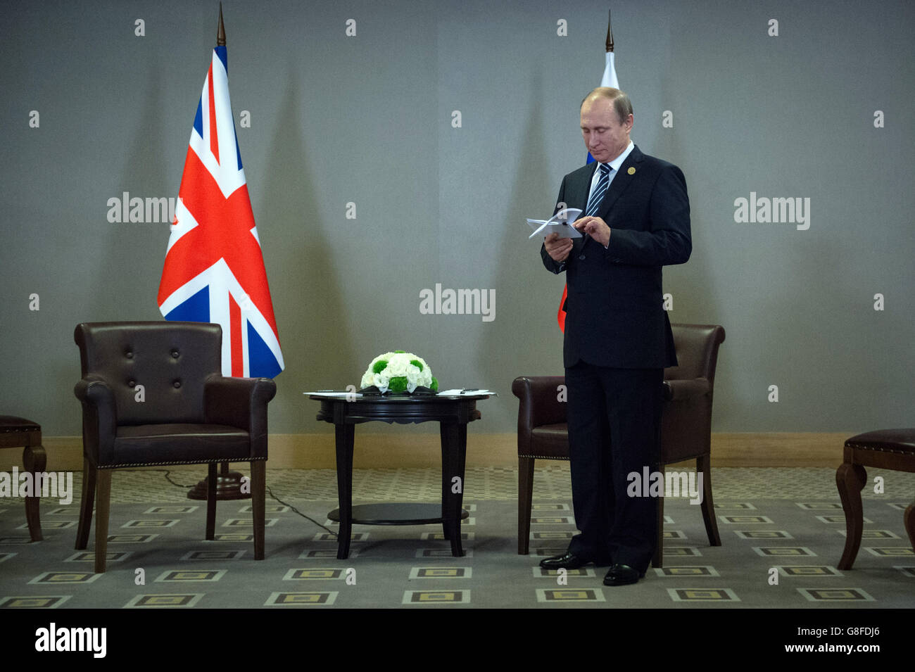 Der russische Präsident Wladimir Putin wartet auf die Ankunft von Premierminister David Cameron im Vorfeld eines Treffens beim G20-Gipfel der Staats- und Regierungschefs der Türkei in Antalya, Türkei. Stockfoto