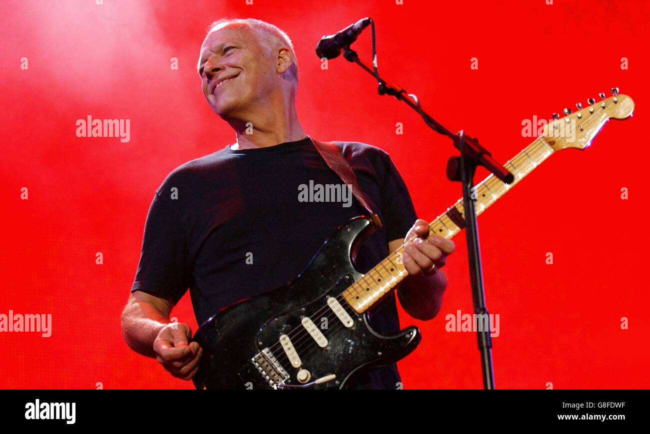 Live-8-Konzert, Hyde Park. Dave Gilmour von Pink Floyd tritt auf der Bühne auf. Stockfoto