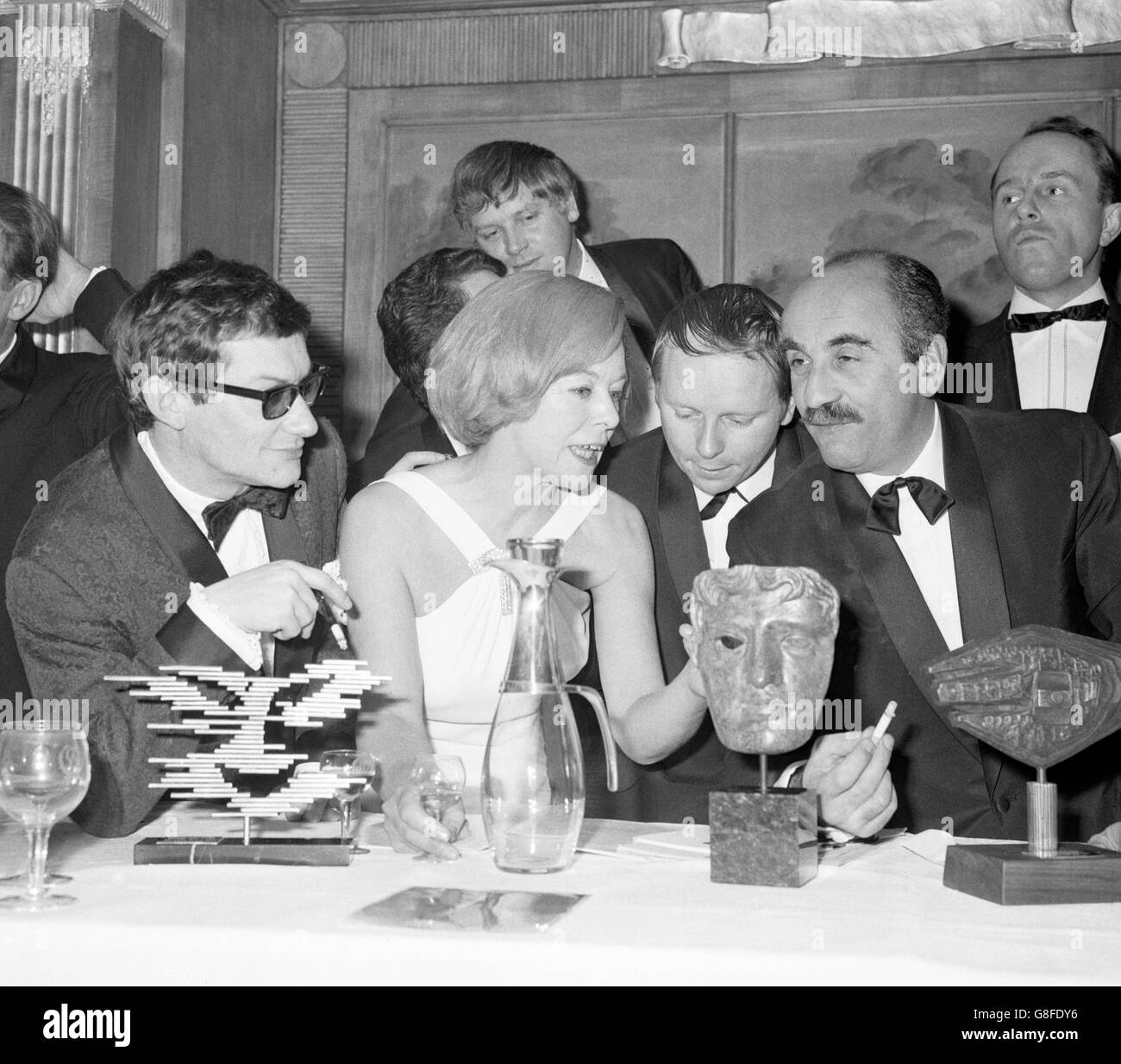 Vier der Gewinner der Guild of Television Producers and Directors 1966 erhalten Auszeichnungen im Dorchester Hotel in London. (l-r) die Redakteurin Derrick Amoore, die das Produktionsteam von 24 Stunden leitet, erhielt gemeinsam den Factual Award, Margery Baker, die den Adult Education Award für ihre Arbeit an der Grammatik der Kochkunst erhielt, John Bird, genannt Light Entertainment Personality, und Warren Mitchell, Der den Schauspielerpreis für seine Arbeit in der TV-Comedy-Serie Till Death US Do Part und eine Reihe anderer Programme erhielt. Stockfoto