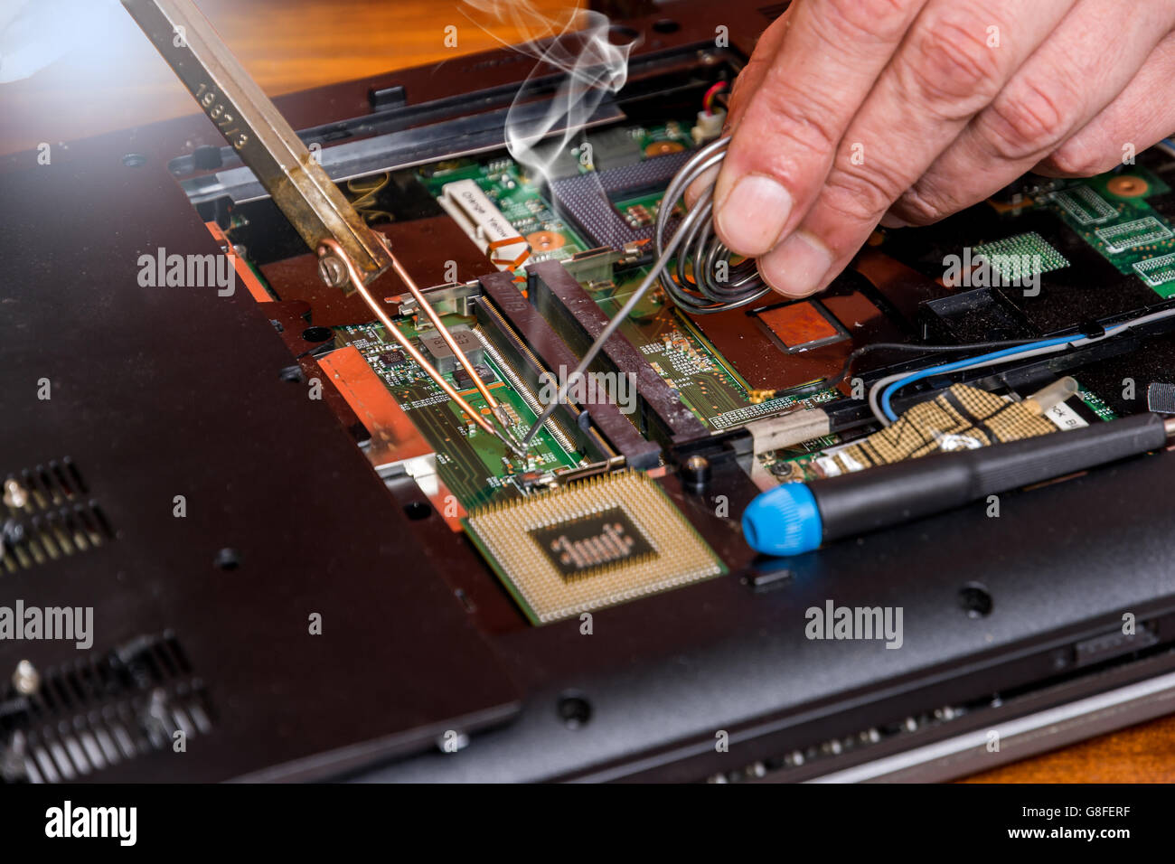 Reparieren von beschädigten Speicher Computer oder Laptop mit Lötkolben Mann Stockfoto