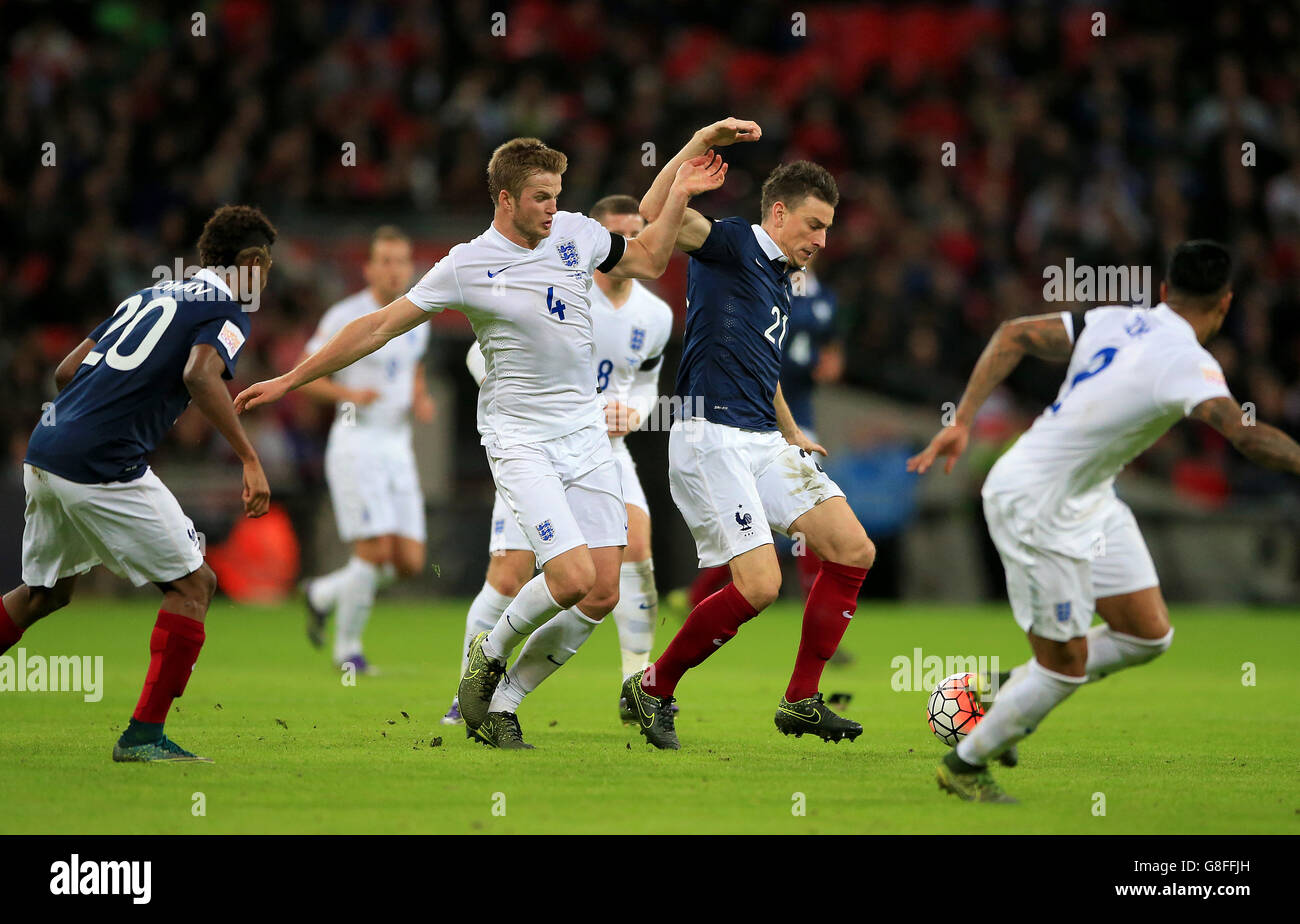 England gegen Frankreich - Internationale Freundschaftliches - Wembley Stadium. Der englische Eric Dier (links) im Einsatz mit dem französischen Laurent Koscielny. Stockfoto