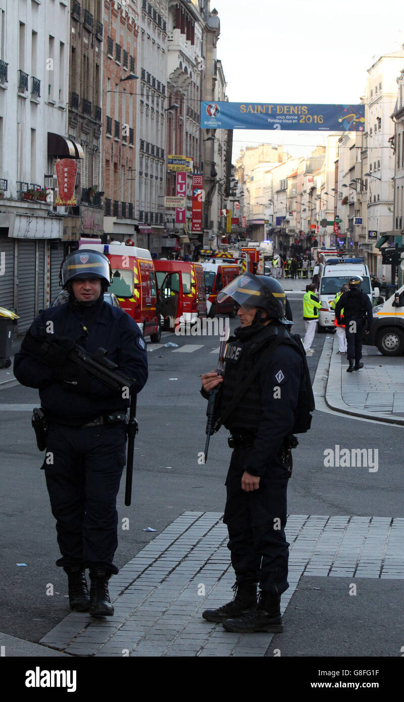 Polizeiaktivität während einer Razzia in einer Wohnung im Pariser Vorort Saint-Denis, wo mehrere Männer, die der tödlichen Angriffe vom Freitag verdächtigt werden, umzingelt werden. Stockfoto