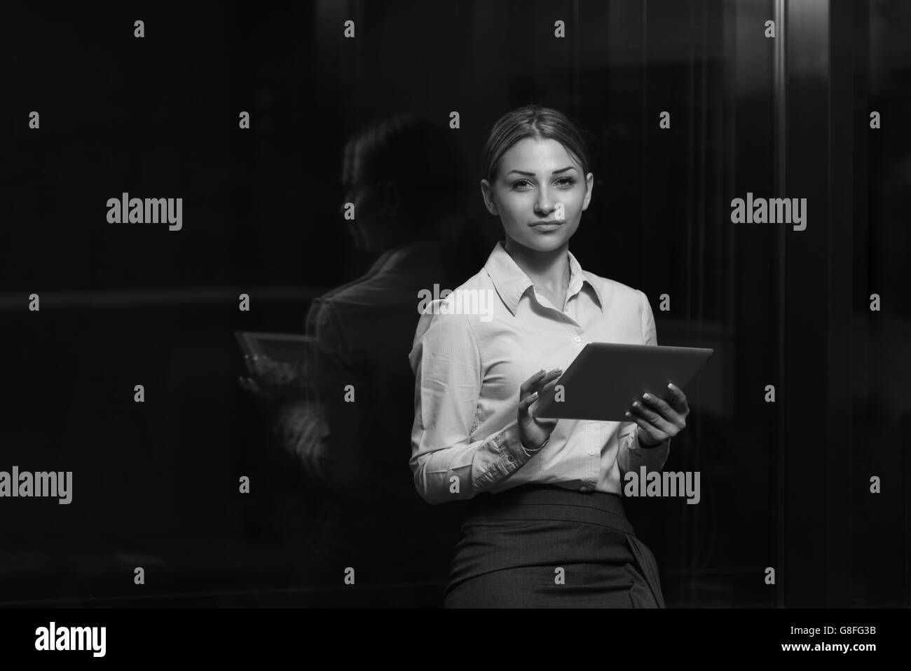 Junge Geschäftsfrau mit Tablet-PC im Büro - Business-Frau Online arbeiten Stockfoto