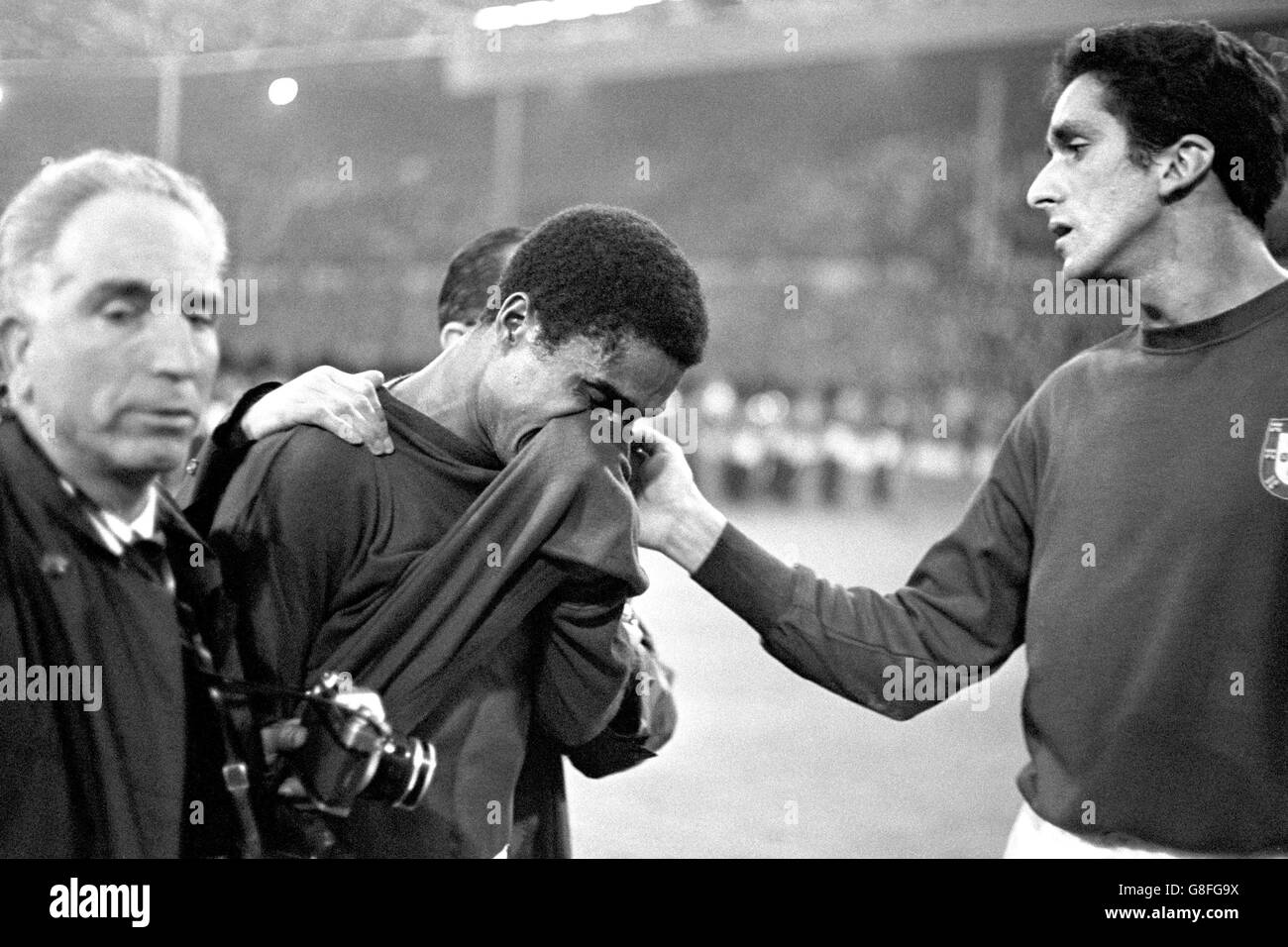 Fußball - Weltmeisterschaft England 1966 - Halbfinale - Portugal gegen England - Wembley-Stadion. Der Portugiesen Jose Torres (r) besiegt seinen Teamkollegen Eusebio (c) nach der Niederlage von 2-1 Stockfoto