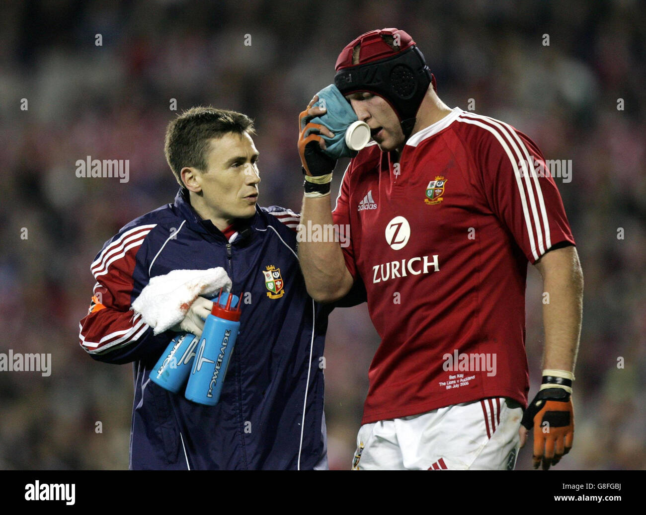 Ben Kay von British & Irish Lions wird von Doktor Gary O'Driscoll nach dem Einstanzen in das Auge abgeführt. Stockfoto