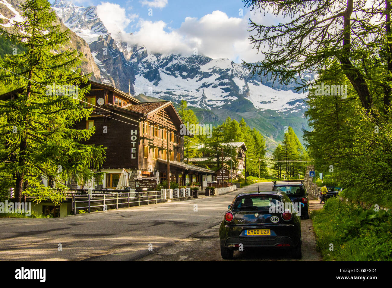 Straße neben dem Lago Blu (Modro jezero) ist aus Bild auf der rechten Seite im Aosta-Tal, Italien. Stockfoto