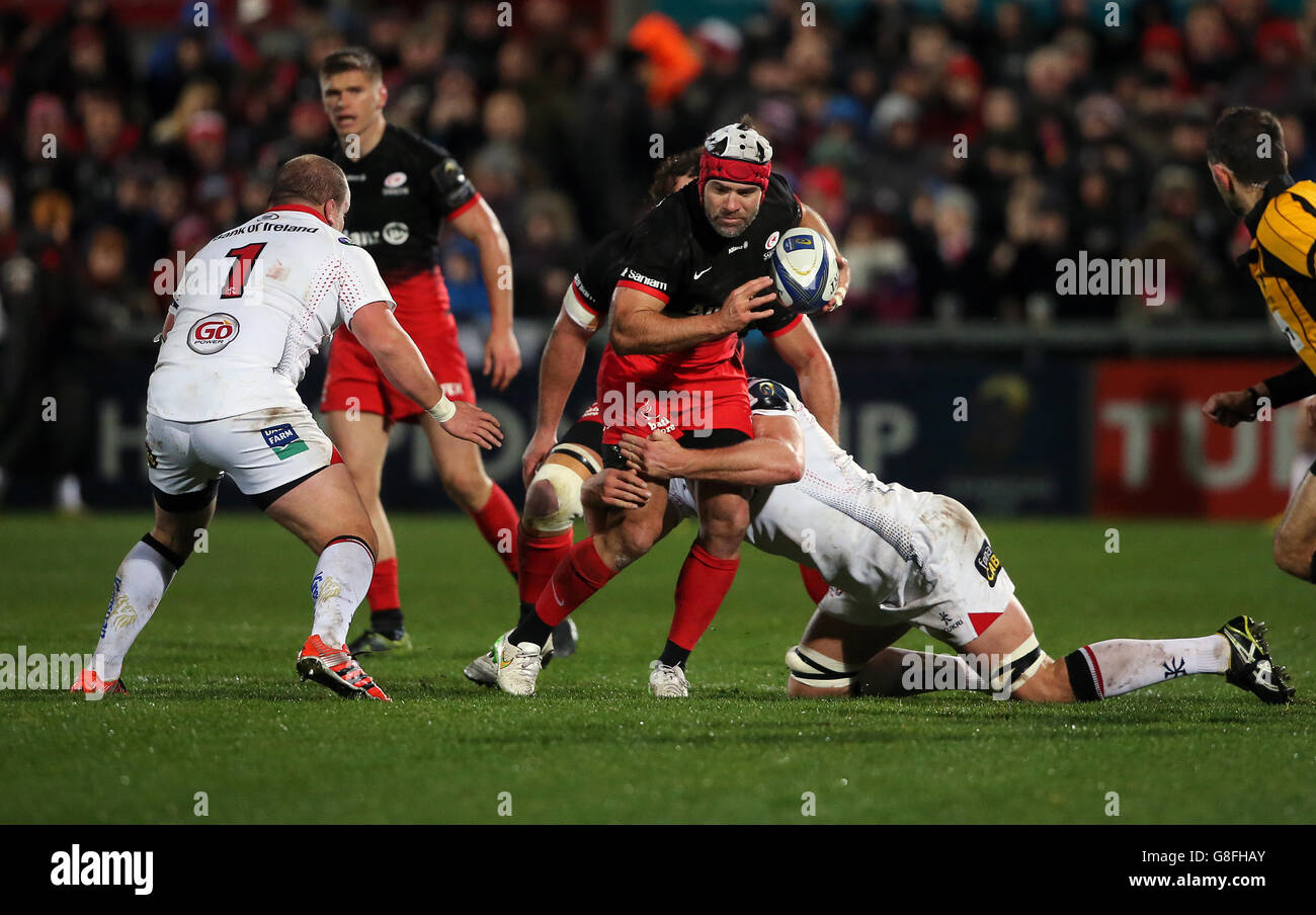 Saracens' Schalk Brits wird während des Champions-Cup-Spiels im Kingspan Stadium, Belfast, von Ulsters Franco van der Merwe herausgefordert. Stockfoto