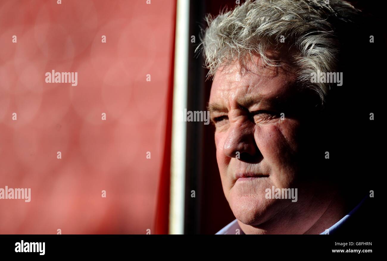 Der Hull City Manger Steve Bruce beim Sky Bet Championship-Spiel in Ashton Gate, Bristol. DRÜCKEN SIE VERBANDSFOTO. Bilddatum: Samstag, 21. November 2015. Siehe PA Story SOCCER Bristol. Bildnachweis sollte lauten: PA Wire. Stockfoto