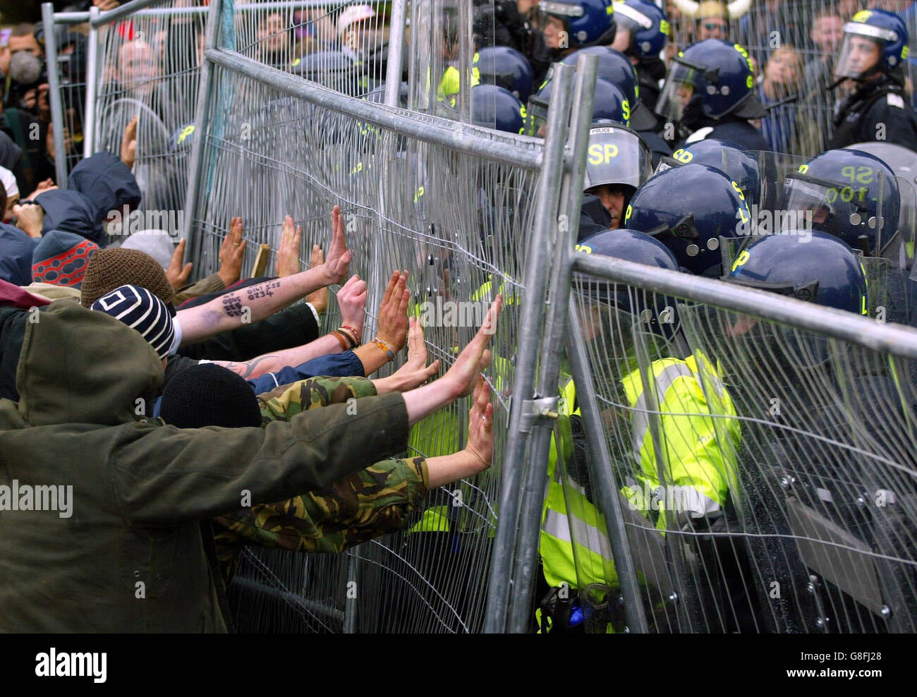 Demonstranten stoßen am Sicherheitszaun von Auchterarder um den G8-Gipfel in Gleneagles mit der Polizei zusammen. Stockfoto