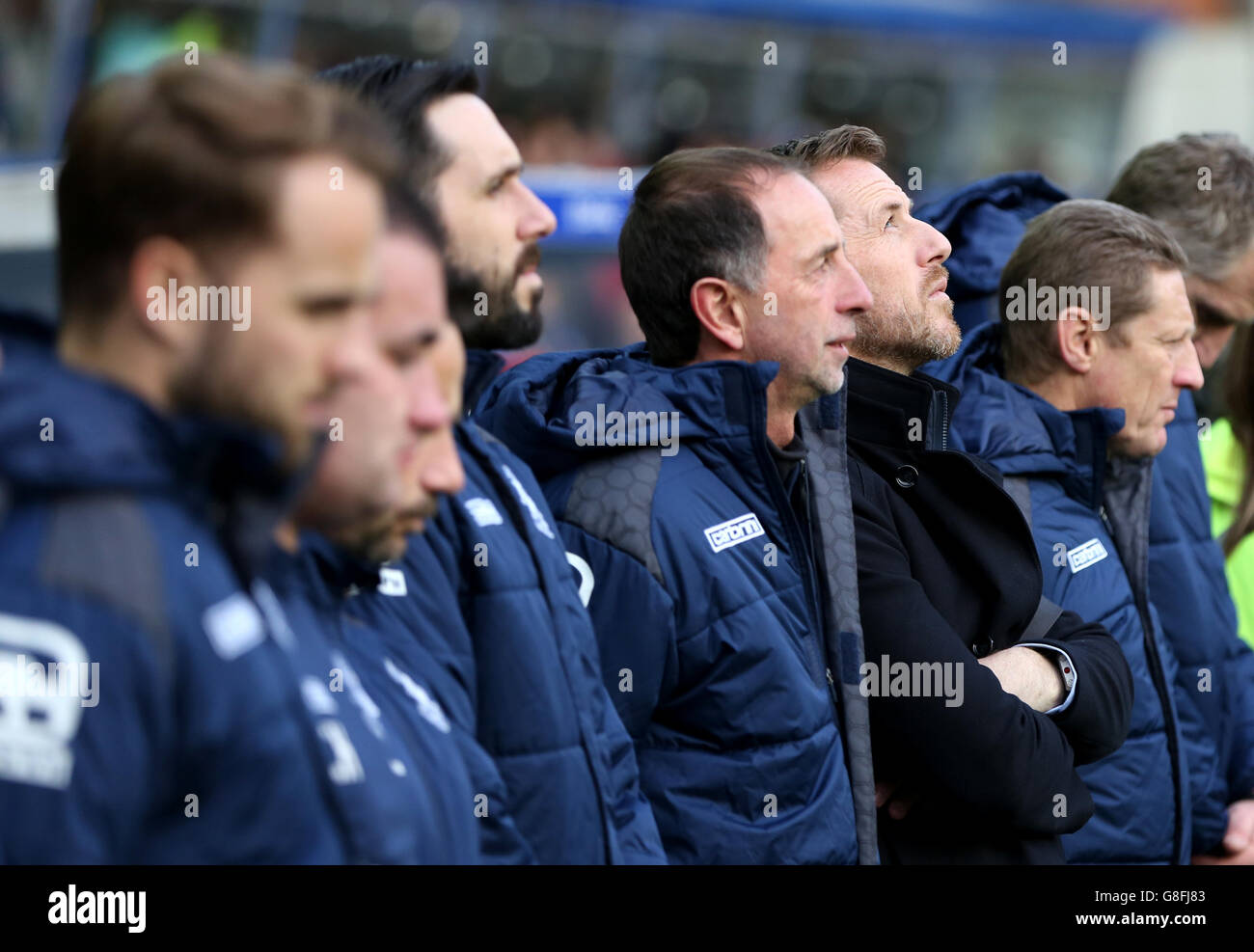 Birmingham City / Charlton Athletic - Sky Bet Championship - St Andrews. Gary Rowett, der Manager von Birmingham City (zweite rechts), beobachtet eine Schweigeminute für den Pariser Desassers Stockfoto