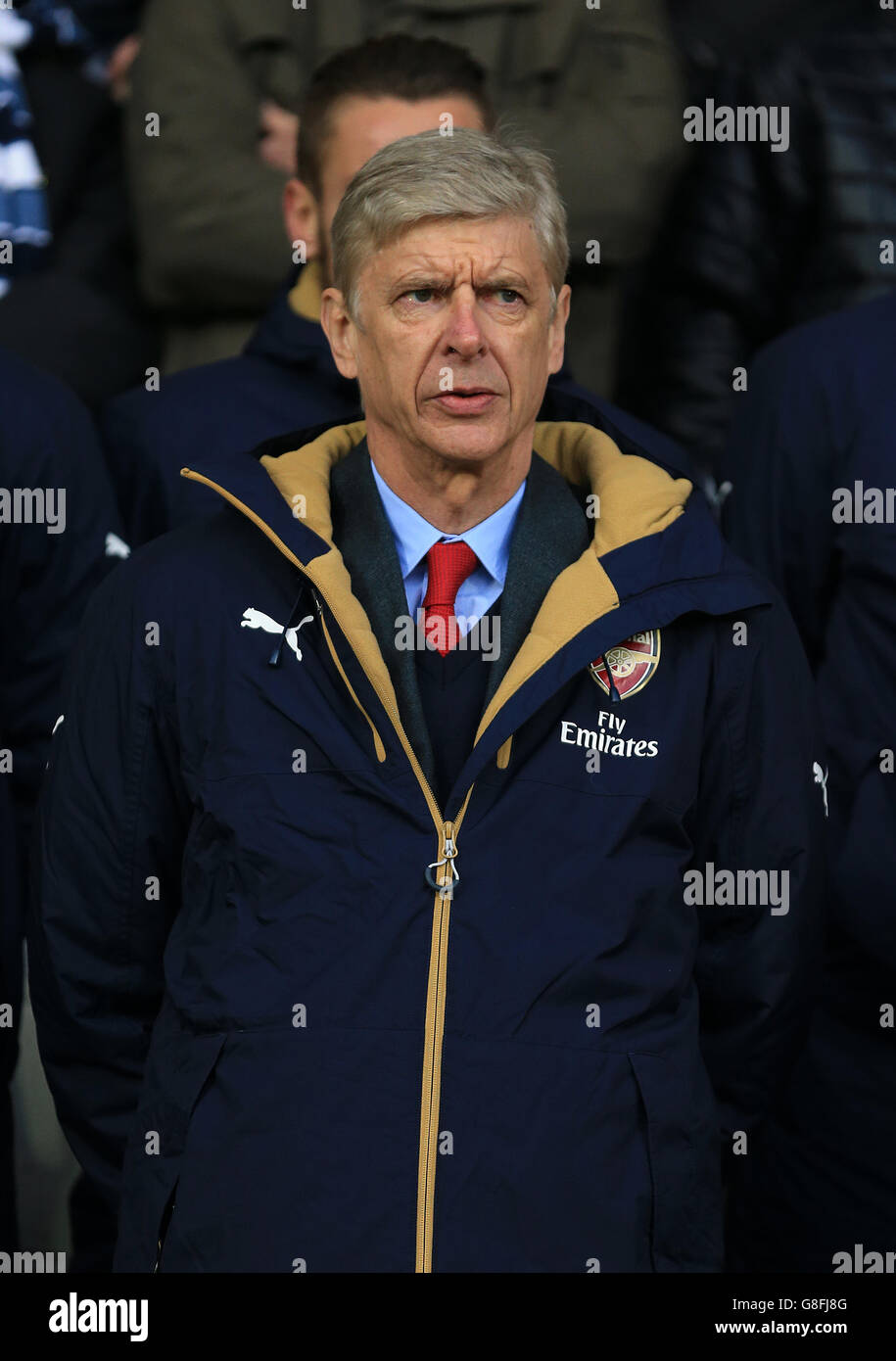 Arsenal-Manager Arsene Wenger (Mitte) während der französischen Nationalhymne vor dem Spiel der Barclays Premier League im Hawthorns, West Bromwich. Stockfoto