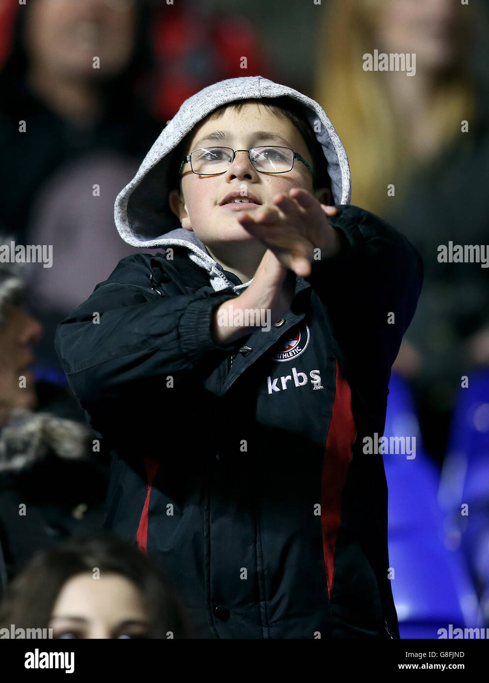 Birmingham City / Charlton Athletic - Sky Bet Championship - St Andrews. Ein junger Charlton Athletic-Fan auf der Tribüne Stockfoto