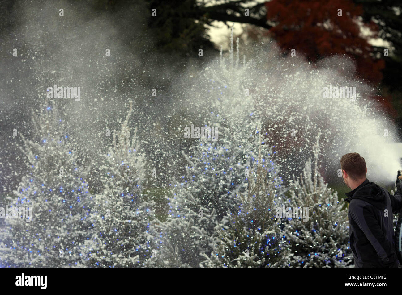 Experten wenden den letzten Schliff an eine winterliche Szene in Old Windsor, Berkshire, an, als Bewohner an einem der am wenigsten verschneiten Orte des Landes von einem Spritz von Film-Set-Schnee erwacht sind, der von der National Lottery im Vorfeld des EuroMillions Mega Friday bereitgestellt wurde, Dazu gehört auch der Preis einer „offiziellen weißen Weihnacht“. Stockfoto