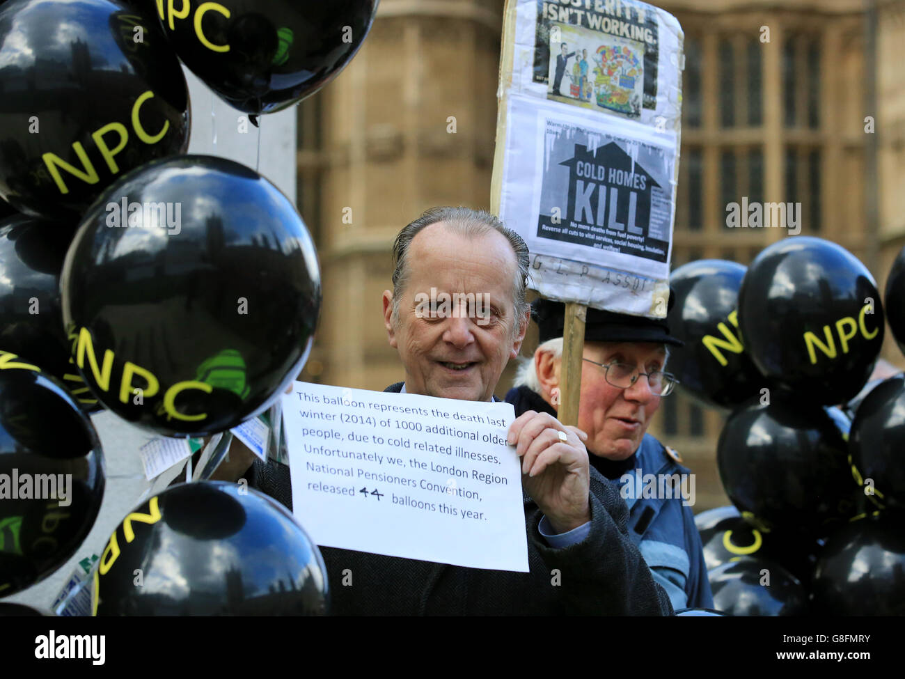 Mitglieder der Nationalen Rentnerkonvention versammeln sich im Old Palace Yard in London, um symbolische schwarze Ballons zu starten, um die Zunahme der Wintertode unter älteren Menschen zu unterstreichen. Bilddatum: Mittwoch, 25 2015. November. Die vom Amt für nationale Statistiken veröffentlichten Zahlen schätzen, dass zwischen Dezember 2014 und März 2014 in England und Wales 43,900 überzählige Todesfälle im Winter zu verzeichnen sind. Siehe PA Geschichte GESUNDHEIT Todesfälle. Bildnachweis sollte lauten: Gareth Fuller/PA Wire Stockfoto