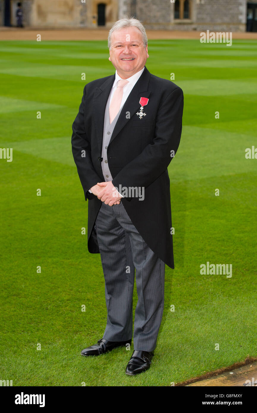 Klarinettist Michael Collins mit seiner Member of the Order of the British Empire (MBE) Medaille, die ihr bei einer Investiturfeier im Windsor Castle, Berkshire, überreicht wurde. Stockfoto