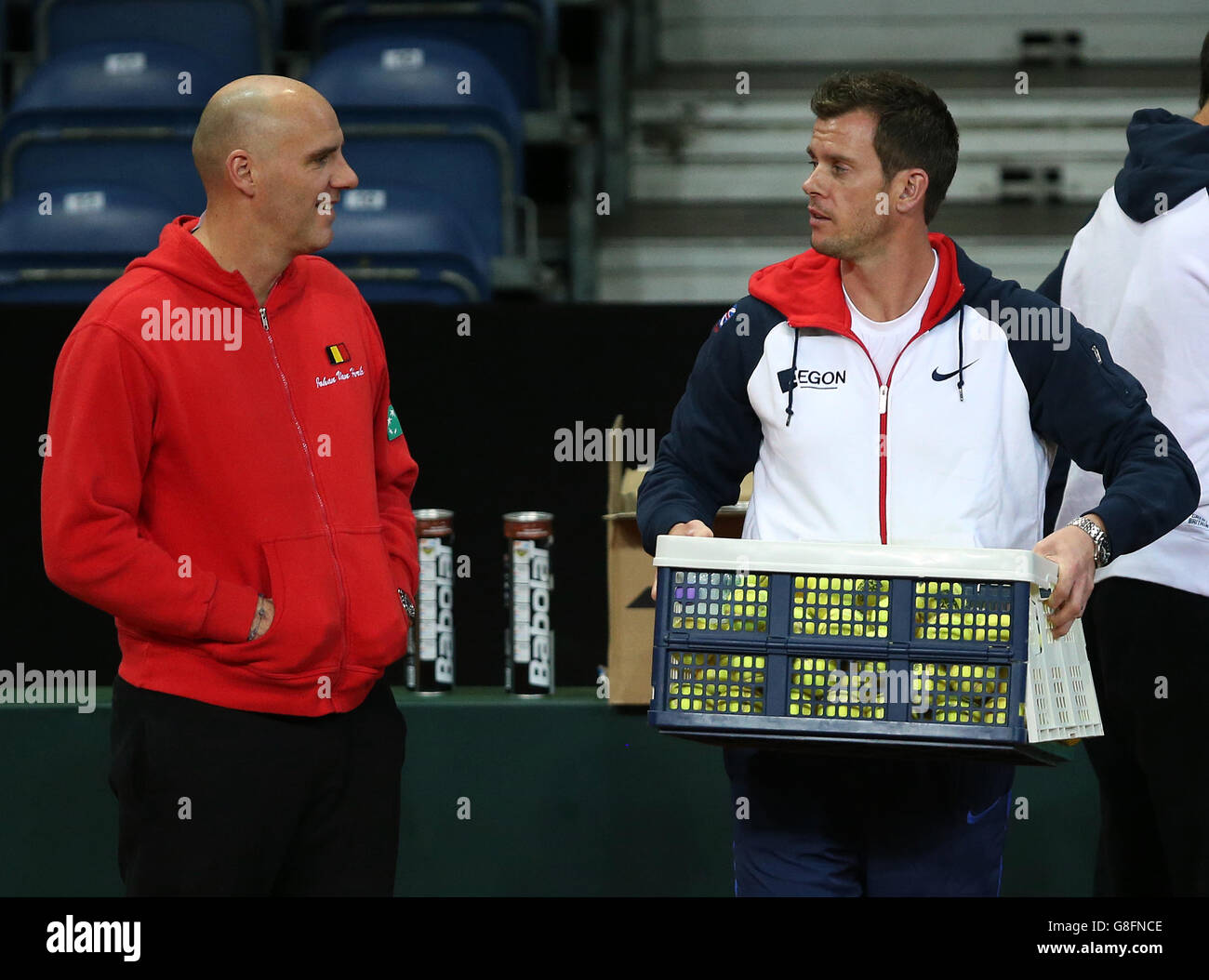 Großbritannien Kapitän Leon Smith mit dem belgischen Kapitän Johan Van Herck während einer Trainingseinheit im Flanders Expo Center in Gent. Stockfoto