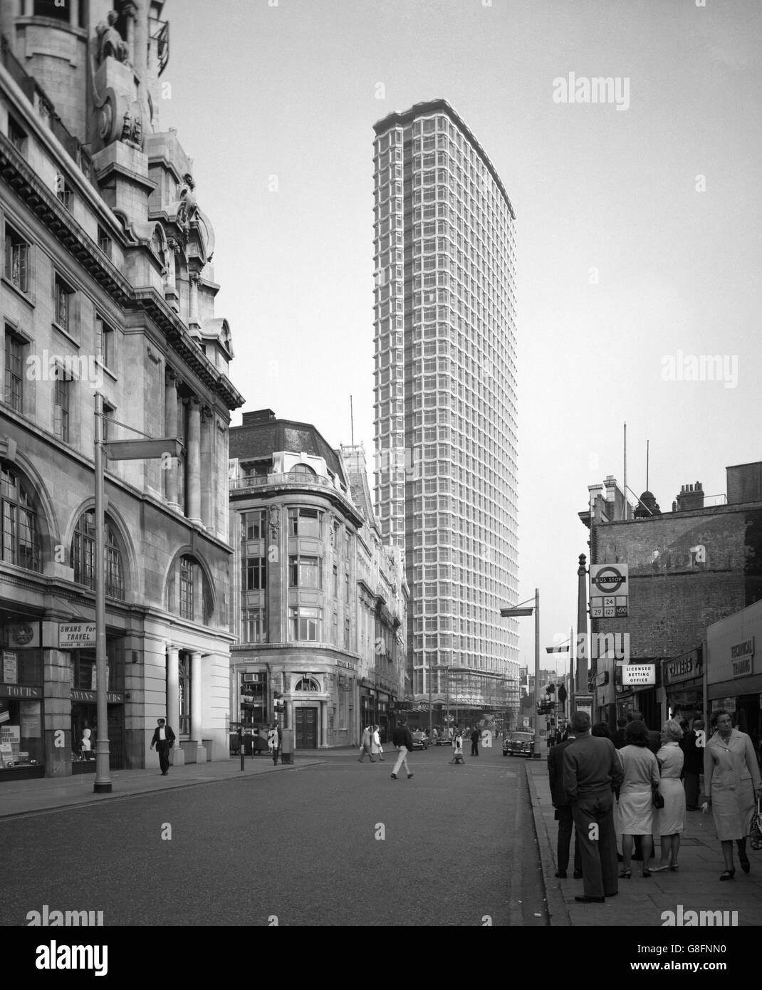 Der neue Center Point Wolkenkratzer im Londoner St. Giles Circus. Es ist 385ft hoch und wurde von den Architekten R Seifert und Partners entworfen. Stockfoto