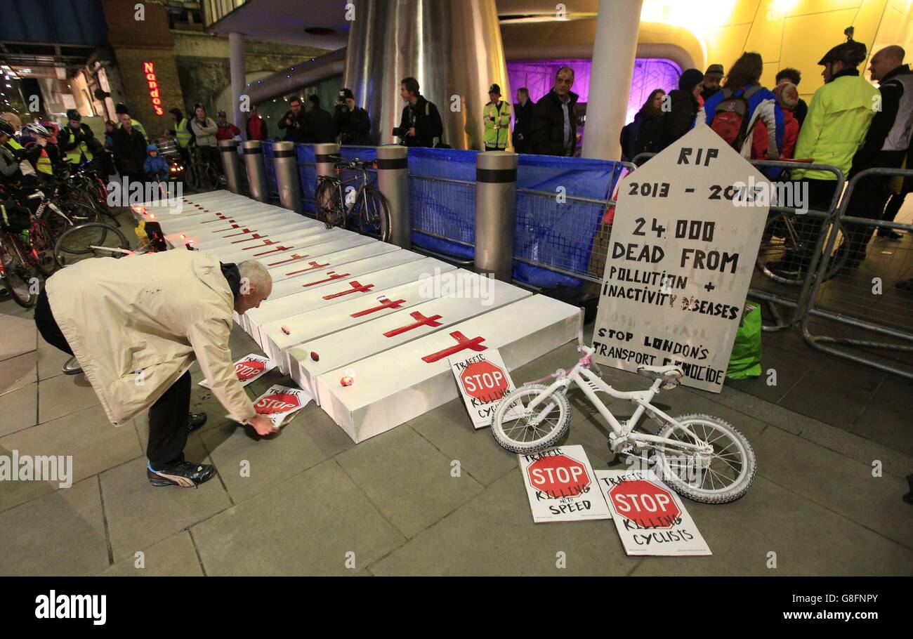 Protestler versammeln sich bei einer "Einmarsch"-Kundgebung vor dem Londoner Hauptsitz von Transport for London (TfL) auf der Blackfriars Road in London um Scheinsärge, um mehr Geld für Fahrradinfrastruktur in der Hauptstadt auszugeben. Stockfoto