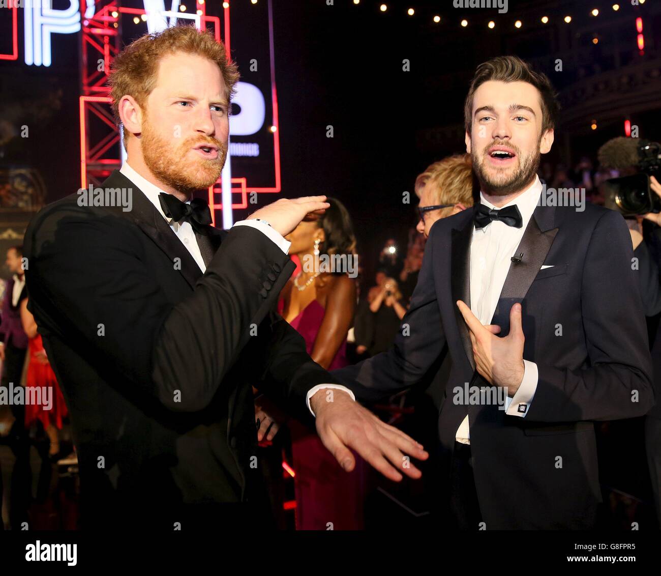 Prinz Harry begrüßt den Gastgeber Jack Whitehall nach der Royal Variety Performance in der Albert Hall in London. Stockfoto