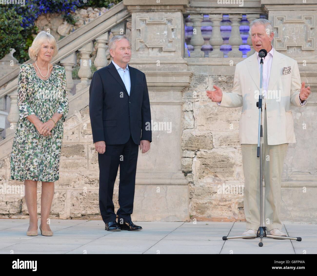 Der Prinz von Wales spricht gestern Abend über die Terroranschläge in Paris und bittet um ein Schweigeminute für die Opfer bei einem Grillfest zu Ehren seines 67. Geburtstages in Perth, Westaustralien. Stockfoto