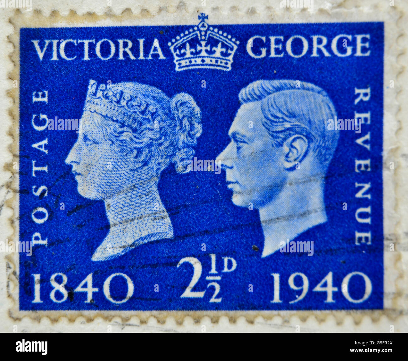 Vereinigtes Königreich - ca. 1940: Eine Briefmarke gedruckt in Großbritannien zeigt Königin Victoria und König George VI, ca. 1940 Stockfoto
