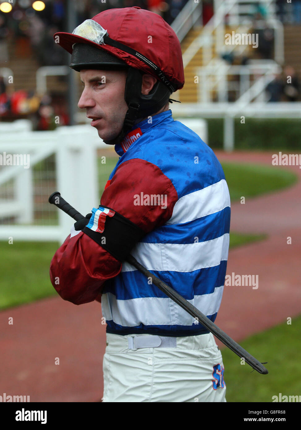 Jockey Wayne Hutchinson trägt eine schwarze Armbinde für die Opfer der Pariser Terroranschläge am zweiten Tag der Open auf der Pferderennbahn Cheltenham in Cheltenham. Stockfoto