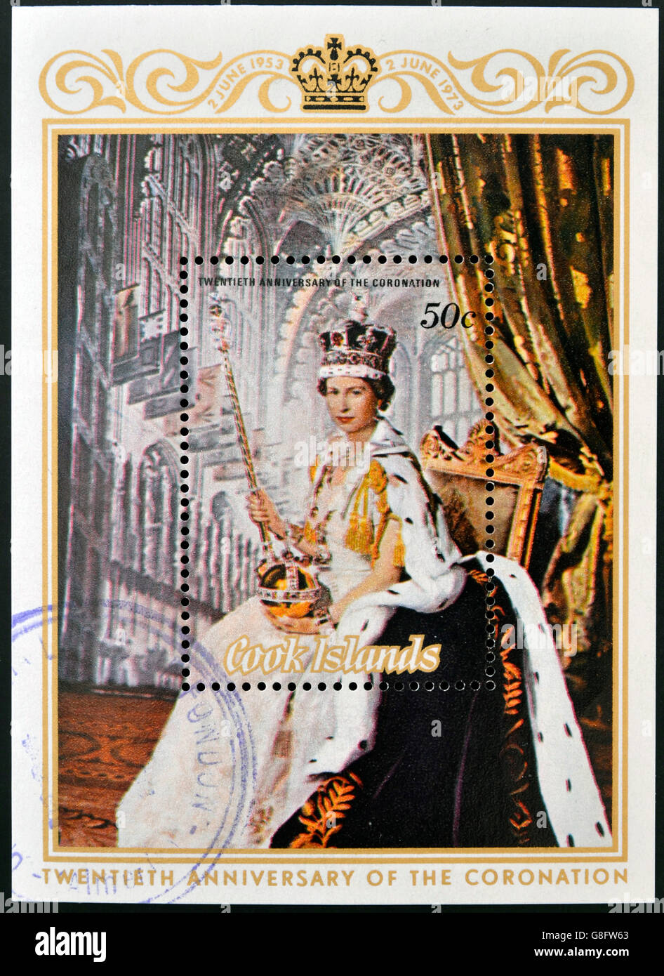 COOK ISLANDS - CIRCA 1973: Eine Briefmarke gedruckt in Cookinseln zeigt Porträt von Königin Elizabeth II (Krönung), ca. 1975. Stockfoto