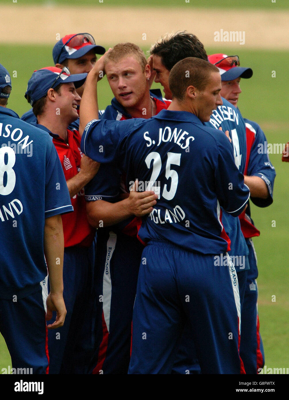 Cricket - The NatWest International Triangular Series - Finale - England gegen Australien - Lord's. Der englische Andrew Flintoff feiert mit Kevin Pietersen, nachdem er den australischen Adam Gilchrist erwischt hat Stockfoto