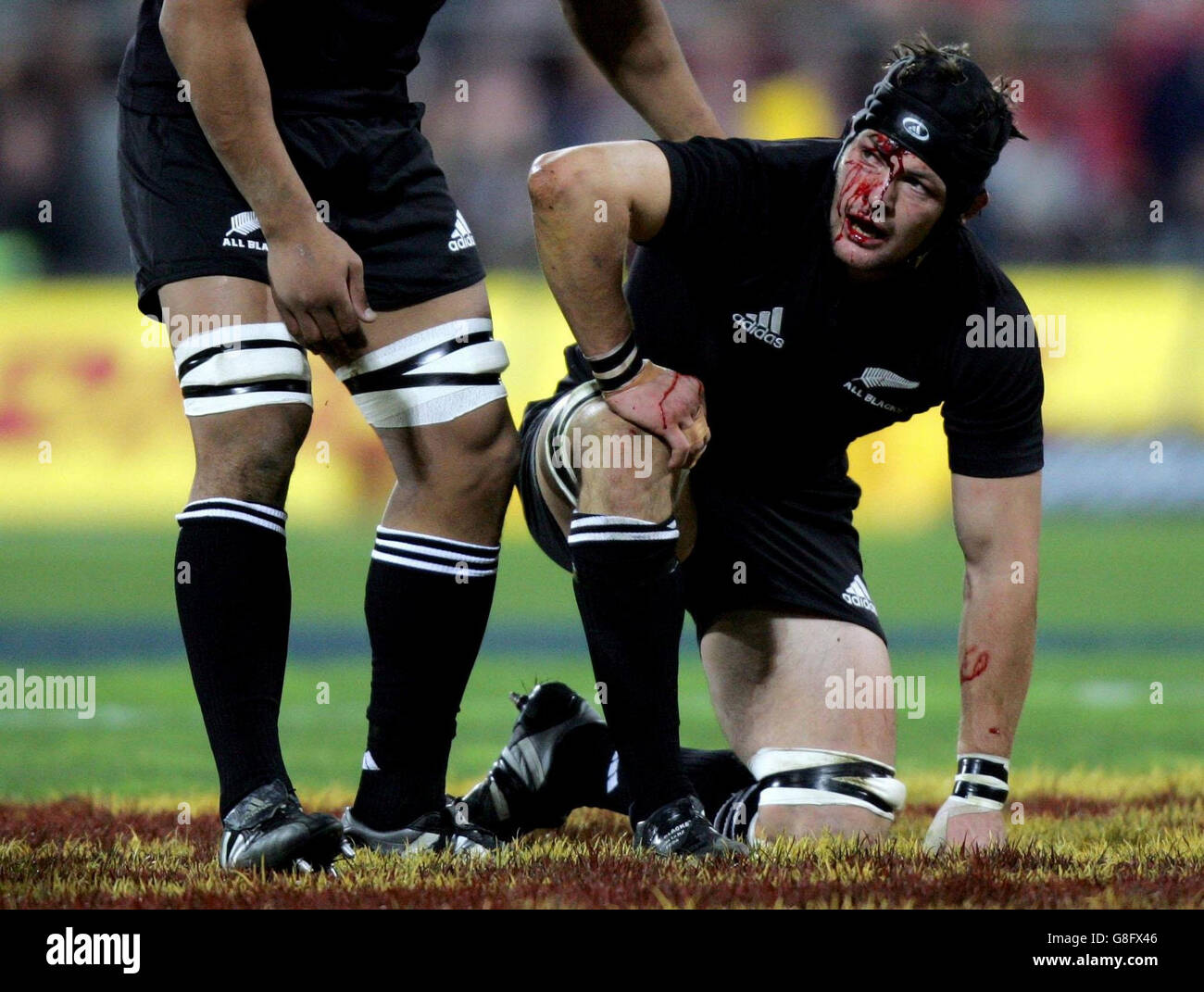 Rugby Union - British Lions' Tour of New Zealand - zweites Testspiel - Neuseeland gegen British and Irish Lions - Westpac Stadium. Neuseeland Richie McCaw nach einer Verletzung. Stockfoto