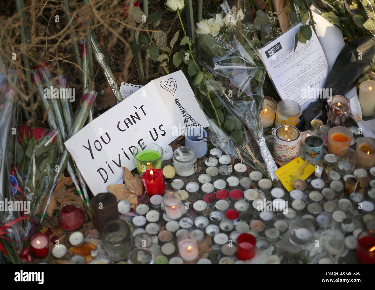 Blumen und Tribute sind in der Nähe der Bataclan Konzerthalle, Paris, einer der Orte für die Angriffe in der französischen Hauptstadt. Die Zahl der Todesopfer unter den Briten wird voraussichtlich steigen und der Gesamtverlust durch die Gräueltaten wurde bis auf mindestens 129 revidiert, wobei 352 Menschen verletzt wurden, 99 kritisch. Stockfoto