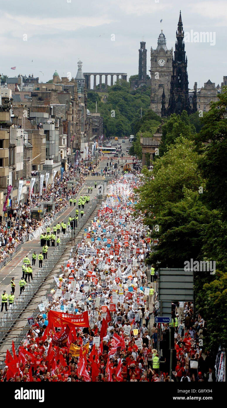 Die christliche Hilfe macht Armut Geschichte Marsch macht seinen Weg entlang der Princes Street in Edinburgh. Stockfoto