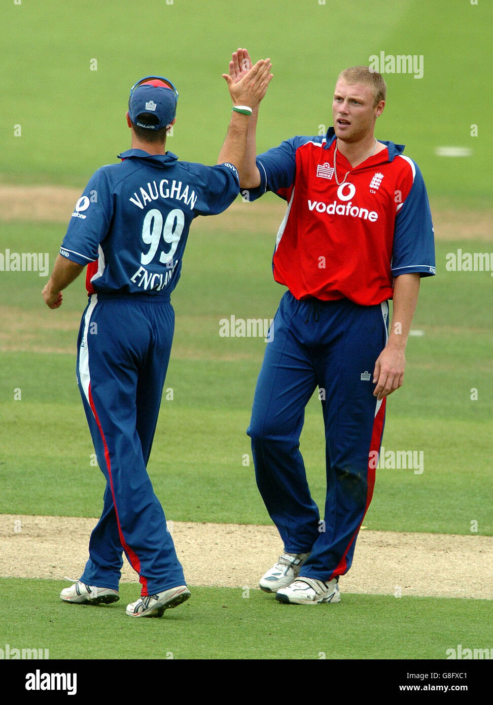 Cricket - The NatWest International Triangular Series - Finale - England gegen Australien - Lord's. Der englische Andrew Flintoff feiert die Aufnahme des australischen Brett Lee Stockfoto