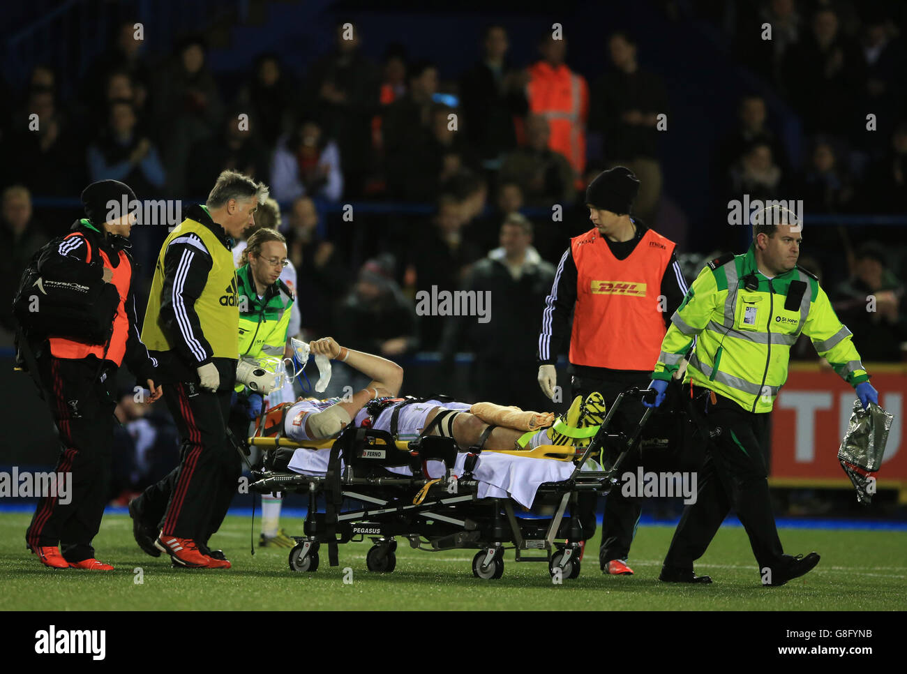 Jack Clifford von Harlequins wird auf einer Bahre abgesetzt, nachdem er während des European Challenge Cup, Pool Three Match im Cardiff Arms Park, Cardiff, eine Kopfverletzung erlitten hat. Stockfoto