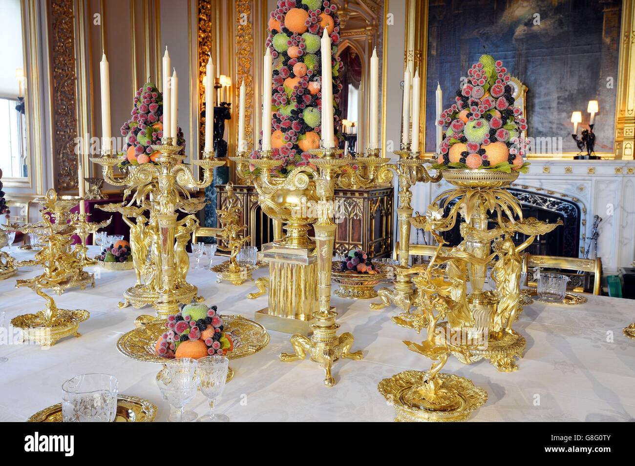 Ein dekorierter Esstisch, der im Rahmen der Weihnachtsshow von Windsor Castle im State Dining Room mit silbergoldfarbenem Service des George the IV Grand Service ausgelegt ist, während die State Apartments mit einer festlichen Regency-Präsentation im Stil des Regency verwandelt werden, um zu zeigen, wie der Prinz Regent (der zukünftige George IV) Im frühen 19. Jahrhundert wurde Weihnachten auf dem Schloss gefeiert. Stockfoto