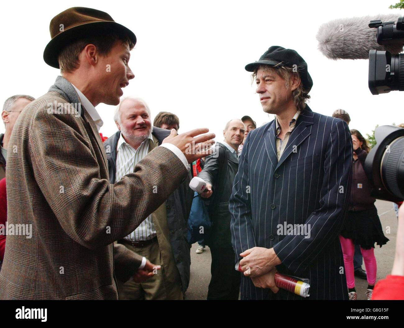 Leo Murray, ein 28-Jähriger und Animator aus London, handelt Sir Bob Geldof während einer Zeremonie zum Gedenken an die 30,000 Kinder, die täglich an extremer Armut sterben. Stockfoto