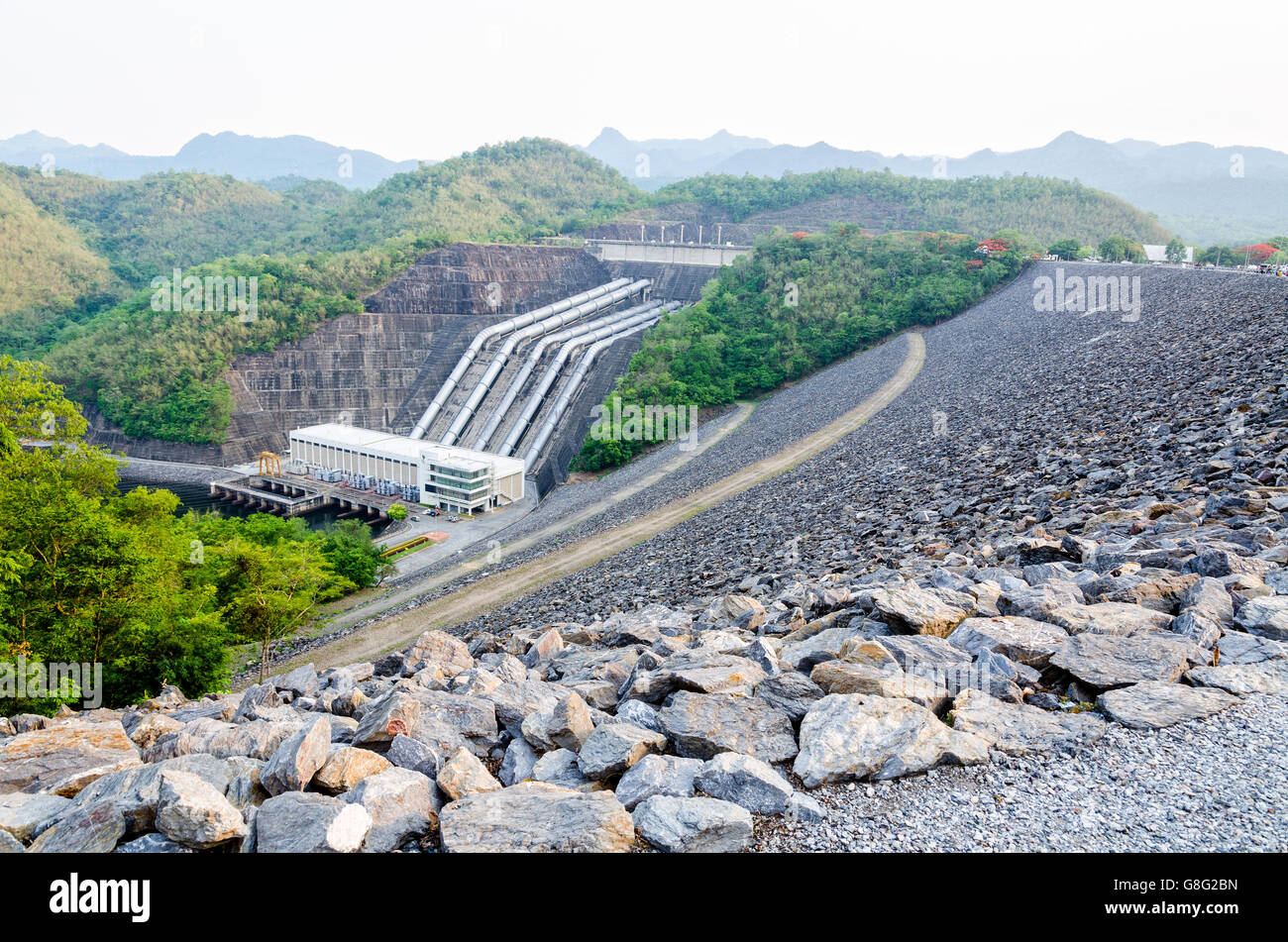 Wasserkraftwerke am Khuean Sinakharin Dam in Provinz Kanchanaburi, Thailand Stockfoto