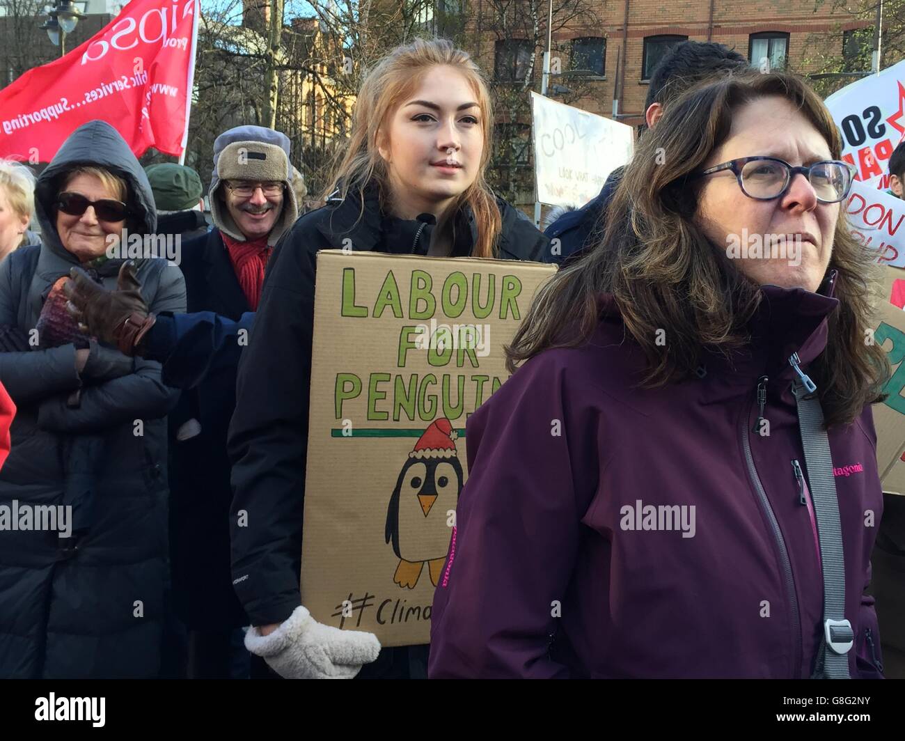 Demonstranten marschieren durch Belfast und fordern ehrgeizige Maßnahmen zur Bekämpfung des Klimawandels. Stockfoto