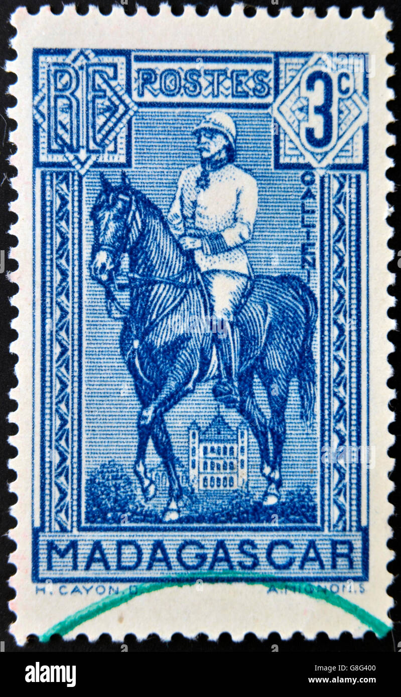 Frankreich - ca. 1950: Eine Briefmarke gedruckt in Frankreich zeigt Joseph Simon Gallieni in Pferd, dem Generalgouverneur von Madagaskar (1896-19 Stockfoto
