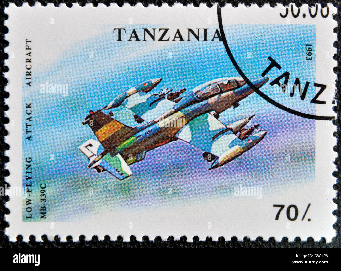 Tansania - ca. 1993: Eine Briefmarke gedruckt in Tansania zeigt Low - fliegen, Flugzeug, ca. 1993 Stockfoto