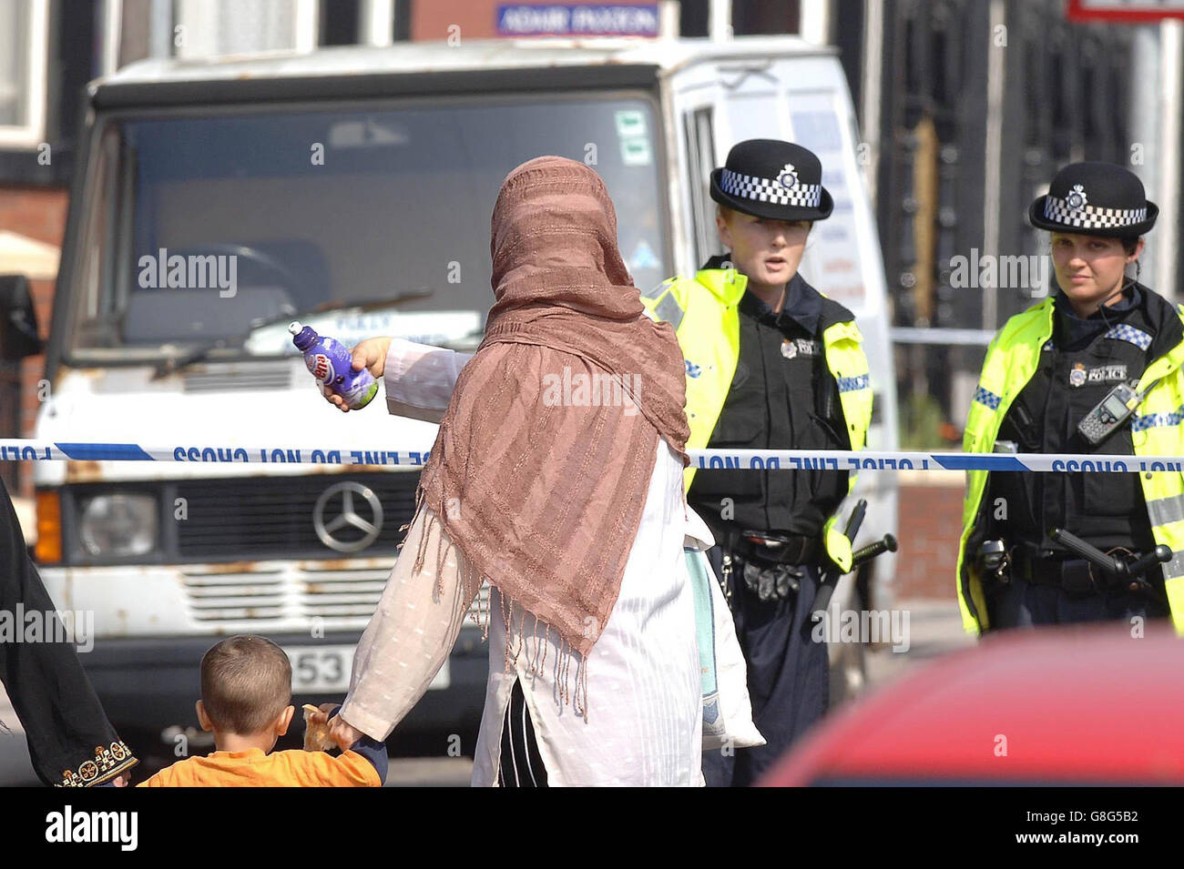 Die Polizei wacht über eine Absperrung, nachdem Beamte in Verbindung mit den Bombenanschlägen in London letzte Woche fünf Wohngebäude in West Yorkshire überfallen haben. Scotland Yard sagte, die Razzien seien Teil einer „vom Geheimdienst geführten Operation“. Es wurden keine Verhaftungen vorgenommen. Stockfoto