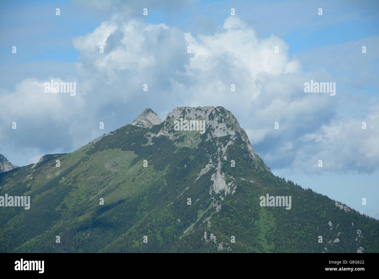 Giewont Peak und Wolken im Tatra-Gebirge in der Nähe von Zakopane in Polen Stockfoto