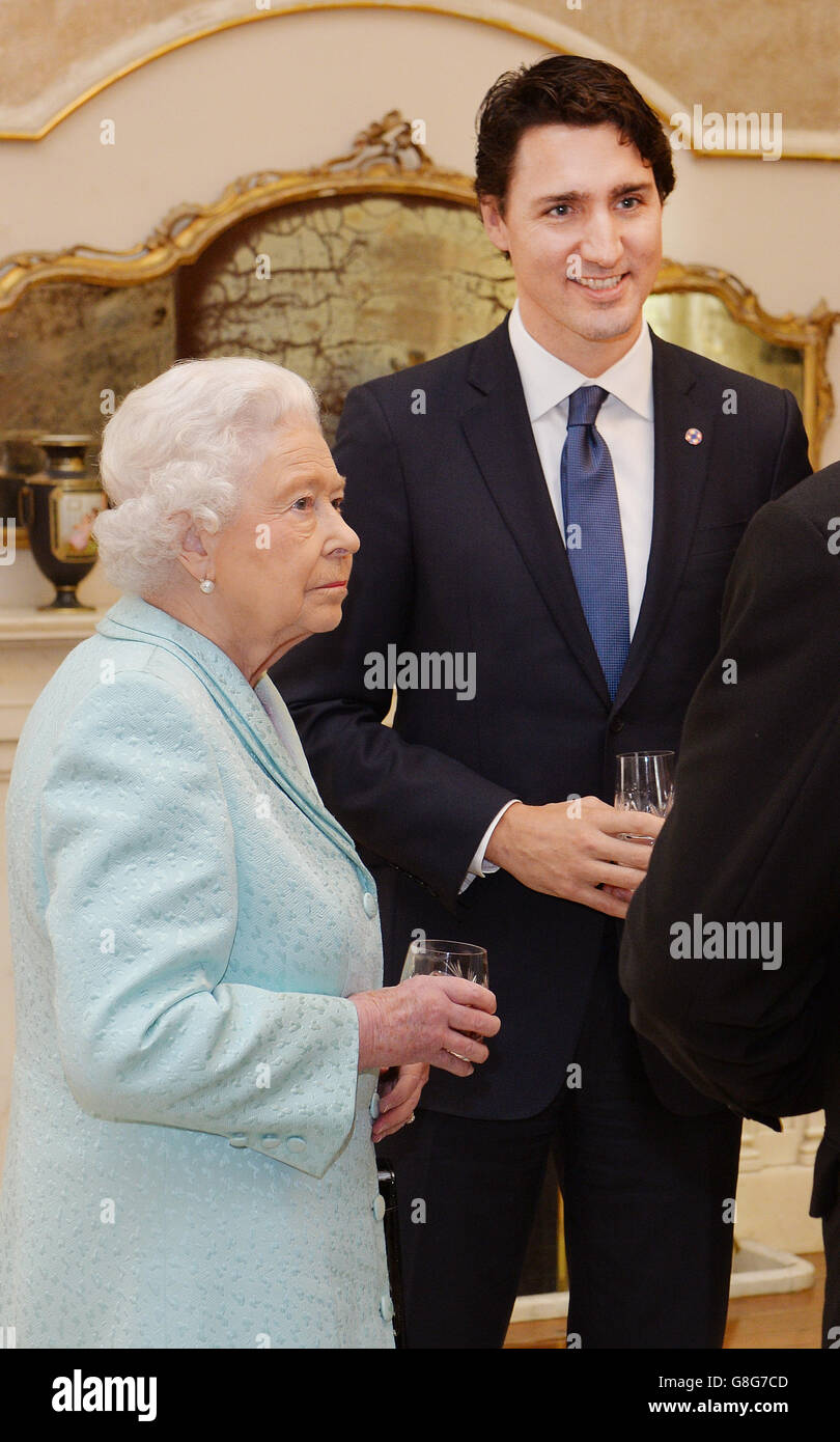 Königin Elizabeth II. Spricht mit dem kanadischen Premierminister Justin Trudeau während eines Empfangs der Regierungschefs im San Anton Palast in Attard, Malta. Stockfoto