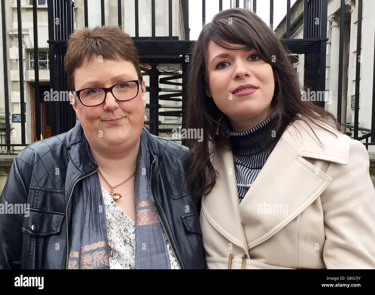 Jane Christie (links), deren Tochter Sarah Ewart wegen einer Abtreibung nach England reisen musste, nachdem ihr gesagt wurde, dass ihr Baby außerhalb des Mutterleibs keine Überlebenschance habe, steht mit Grainne Tegbart von Amnesty International vor dem Obersten Gerichtshof von Belfast zusammen, nachdem sie erfolgreich gegen das Abtreibungsgesetz in der Region vorgegangen war. Stockfoto