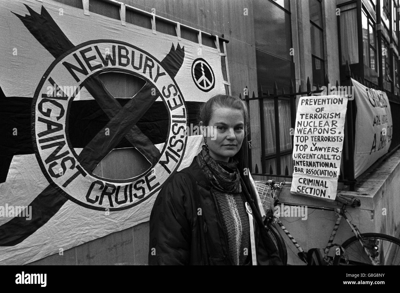 Rebecca Johnson, 28, die als parlamentarische Kadidaten gegen Michael Heseltine (Henley-Abgeordneter) Verteidigungsminister bei den nächsten Wahlen heute in London steht, nachdem sie aus dem High Court ausgetreten ist. Stockfoto