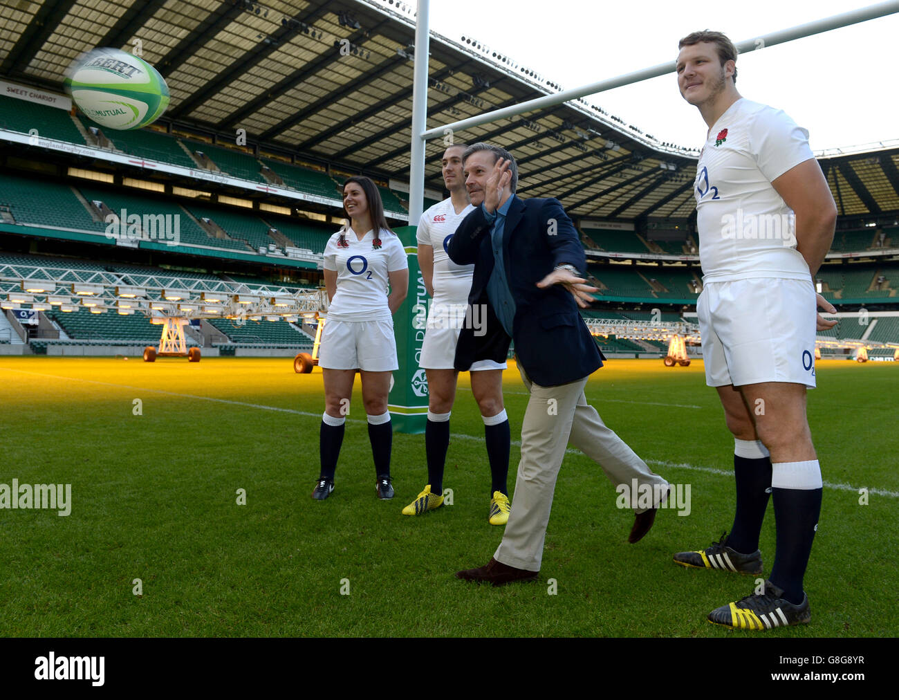 Paul Feeney, CEO von Old Mutual Wealth, wirft beim Start der Old Mutual Wealth Series 2016 im Twickenham Stadium in London einen Ball, den Englands Frauenkapitän Sarah Hunter, Englands Mike Brown und Joe Launchbury beobachten. Stockfoto