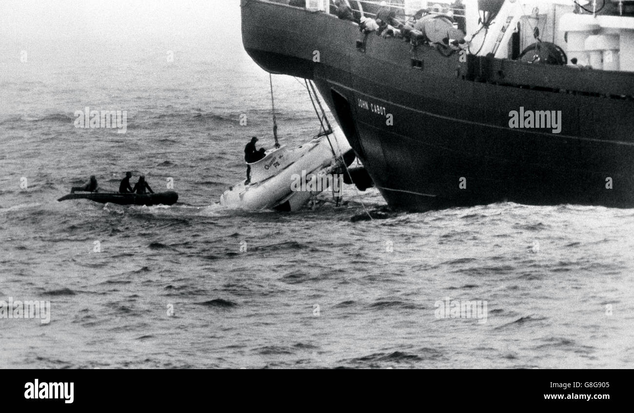 Taucher beginnen, die Luke des Miniatur-U-Bootes Pisces III zu öffnen, während sie Wasser unter dem John Cabot bricht, nachdem sie vom atlantischen Meeresboden vor Cork gezogen wurde. Stockfoto