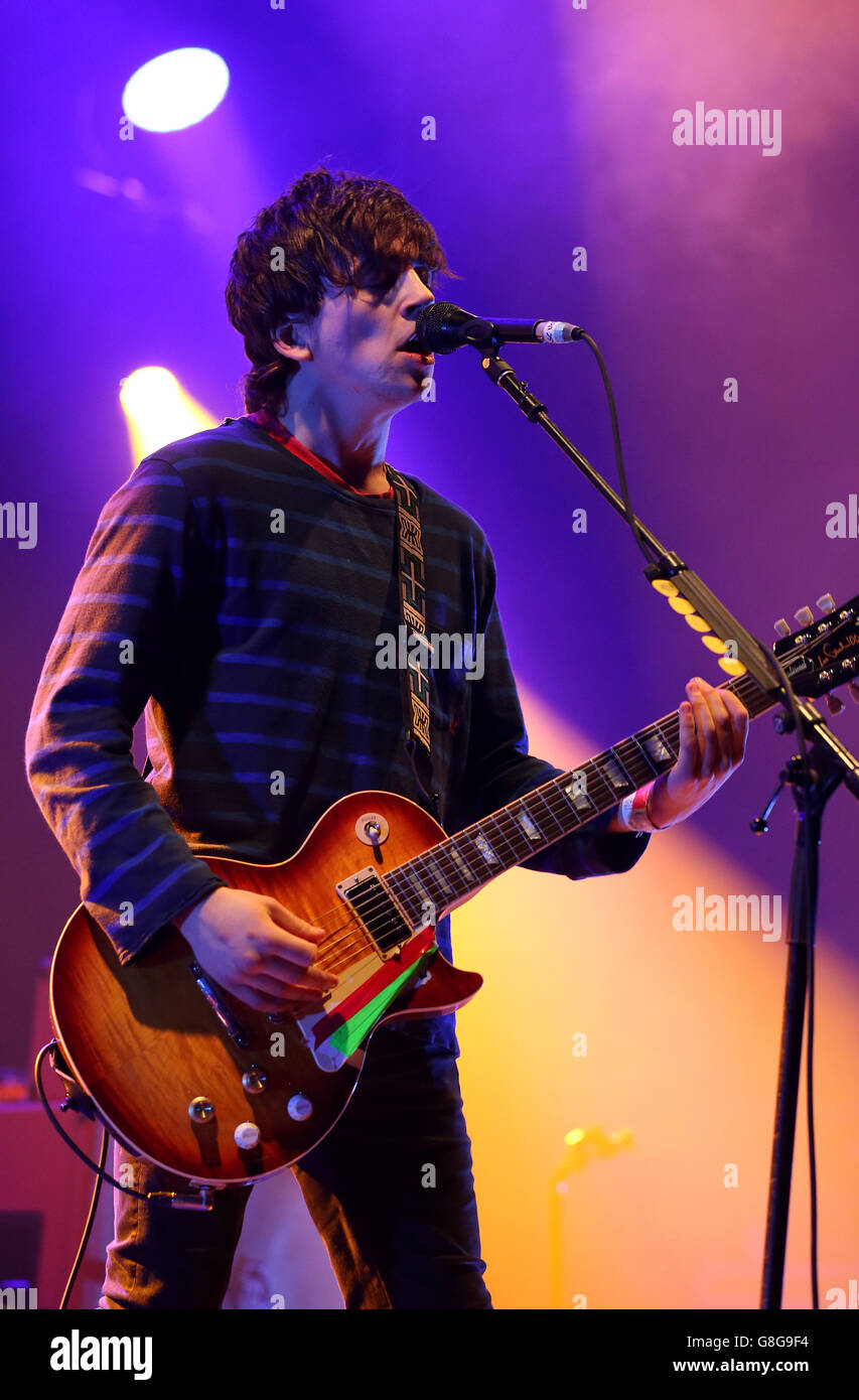 Brad Griffiths von Pretty Vicious live bei der Radio X Road Trip Show im O2 Apollo in Manchester. DRÜCKEN Sie VERBANDSFOTO. Bilddatum: Mittwoch, 2. Dezember 2015. Bildnachweis sollte lauten: Martin Rickett/PA Wire Stockfoto